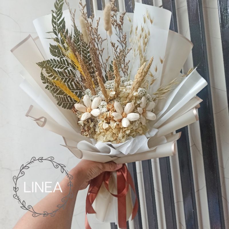 Linea Buket Wisuda Ukuran Besar dengan Bunga Klobot dan Edelweis