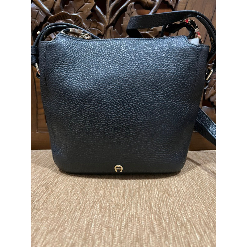 tas selempang wanita Aigner