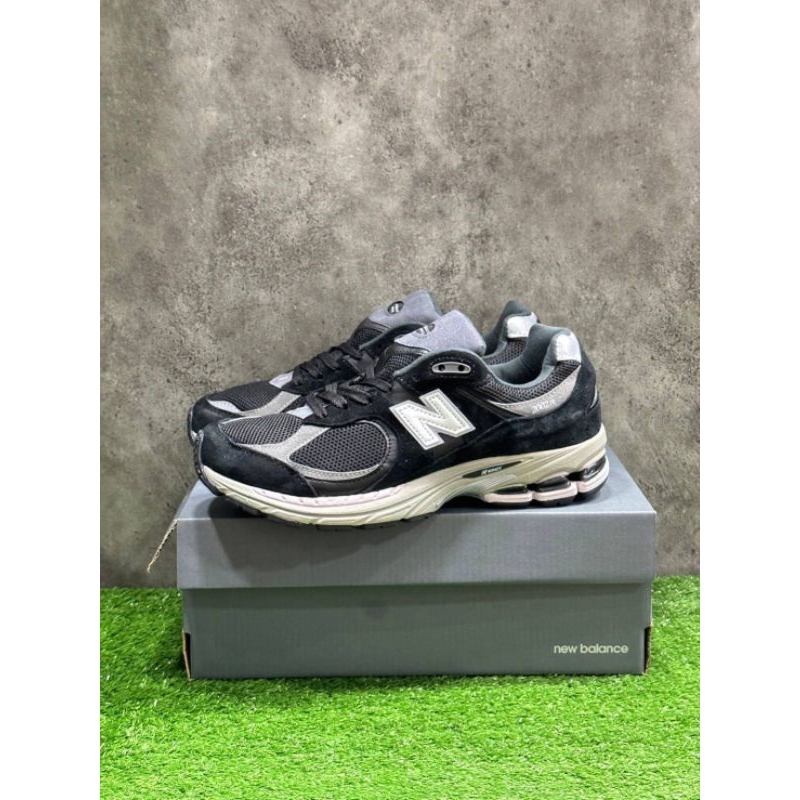 New balance 2002r black white