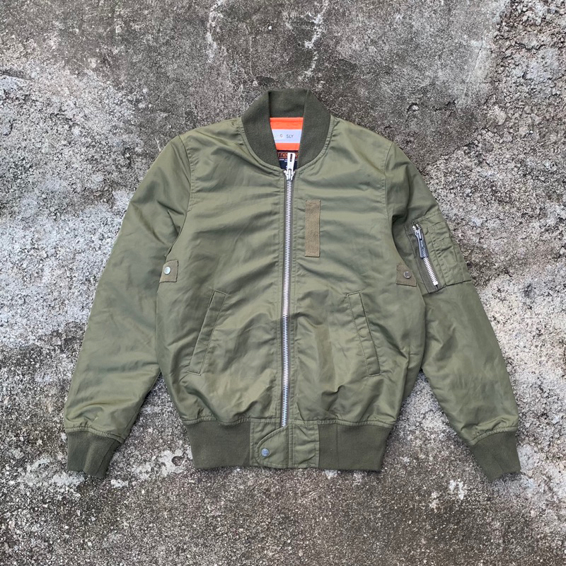 SLY Bomber Jacket bukan Uniqlo