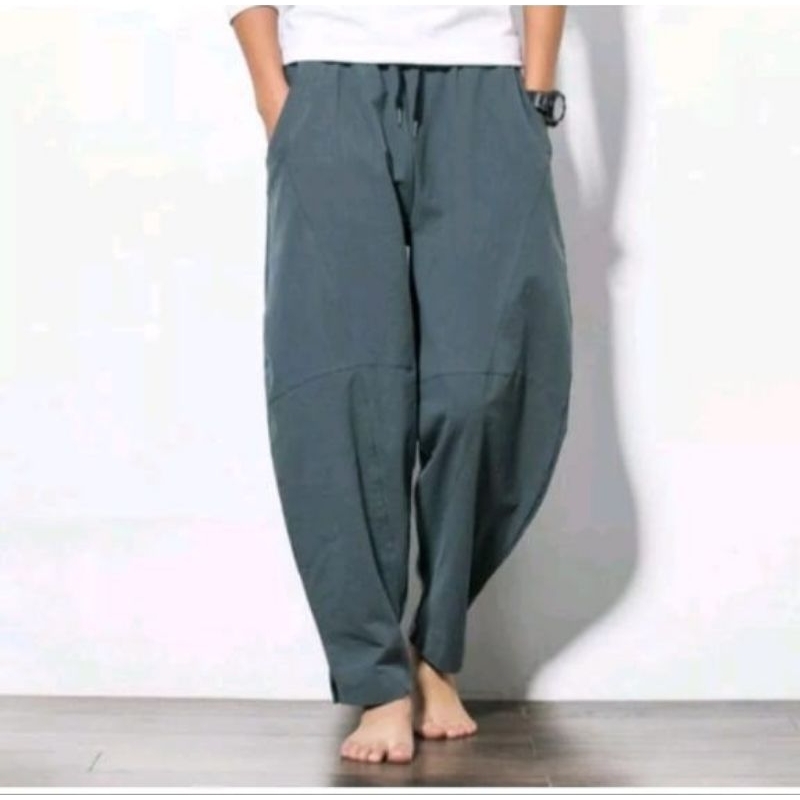 celana panjang katun linen. pria