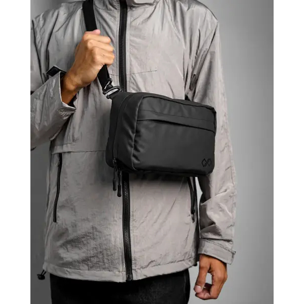 Infinit | Omni Handbag | tas hitam pria multifungsi (Handbag + Slingbag + Waistbag + Crossbody bag) anti air