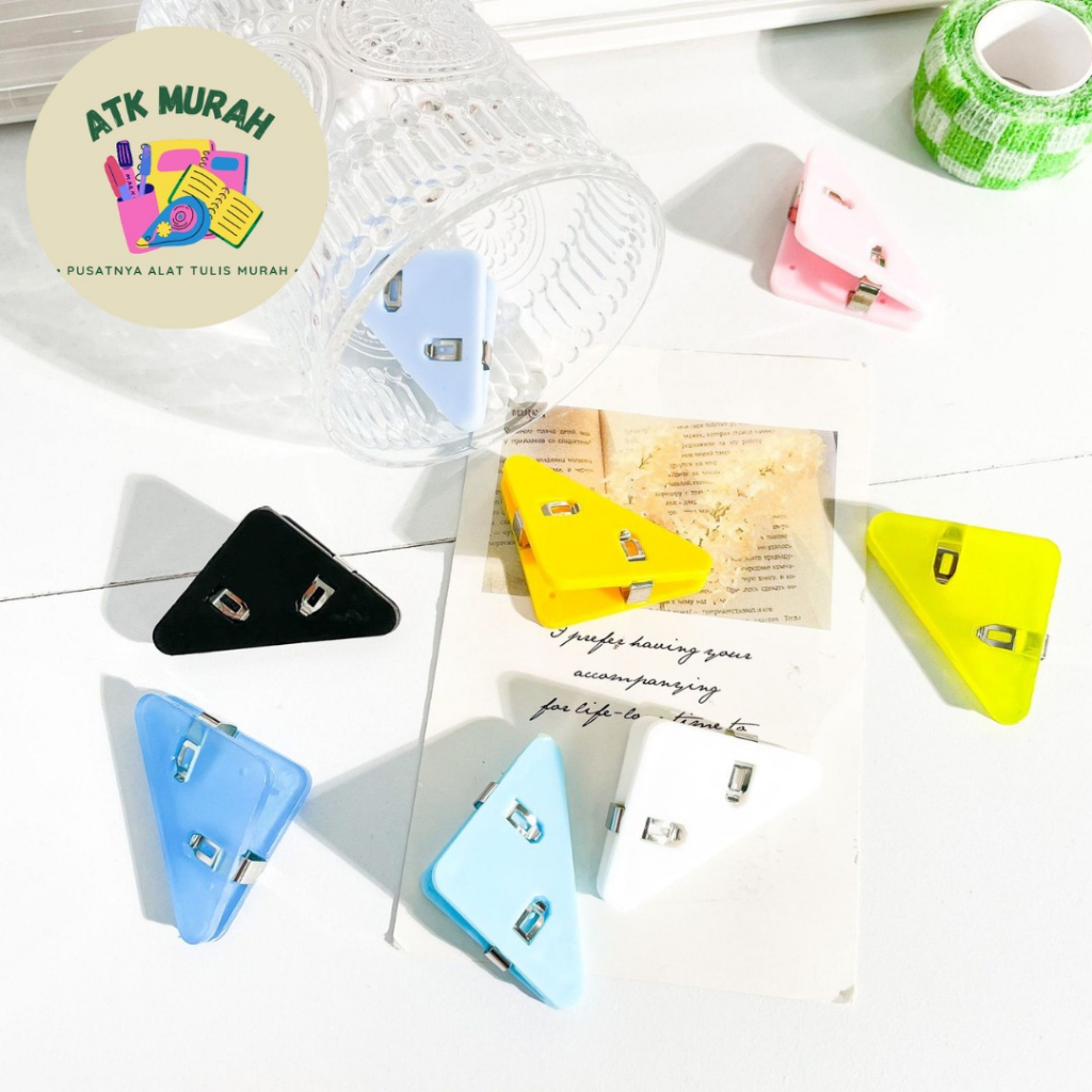 

TRIANGLE PAPER CLIP PENJEPIT SUDUT KERTAS CORNER CLAMP COD TERMURAH ALAT TULIS KANTOR SEKOLAH