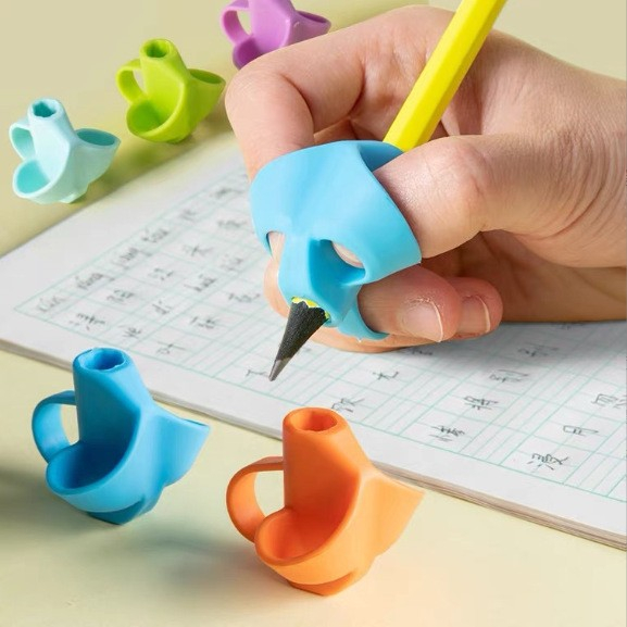 

Pencil grip alat bantu anak anak tulis belajar menulis silikon mainan terapi two hole ring writing grip pensil