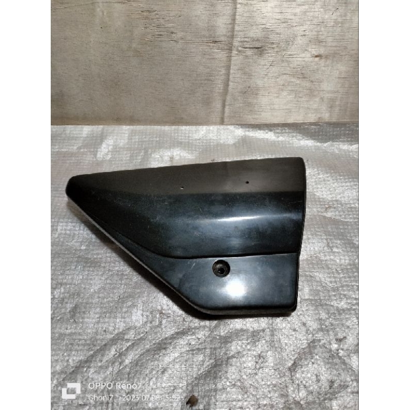 Cover Box aki accu Tengah Kanan Suzuki TRS Original SGP Nos