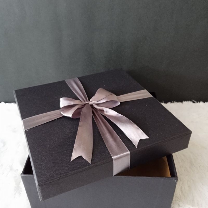 

kotak kado ukuran 30x30x15 cm berpita