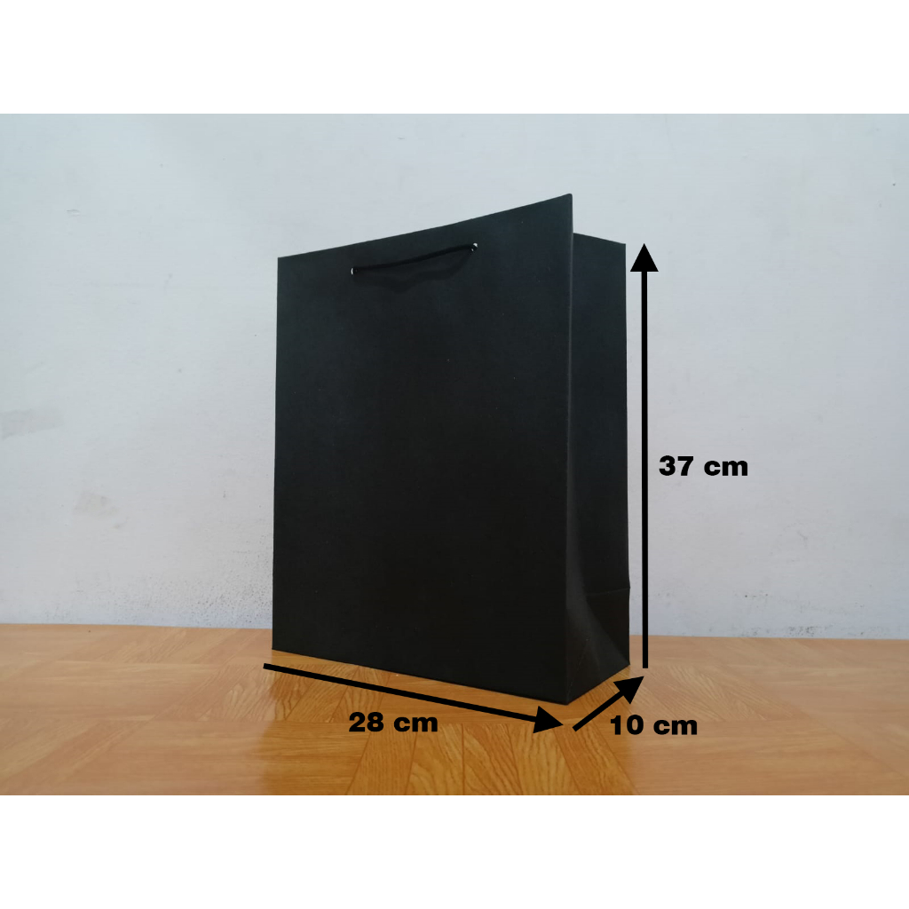 

Paperbag hitam - bahan Jemani 210 gr - (28cm x 10cm x 37cm)