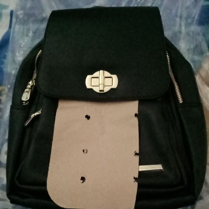 Ransel Elizabeth Hitam