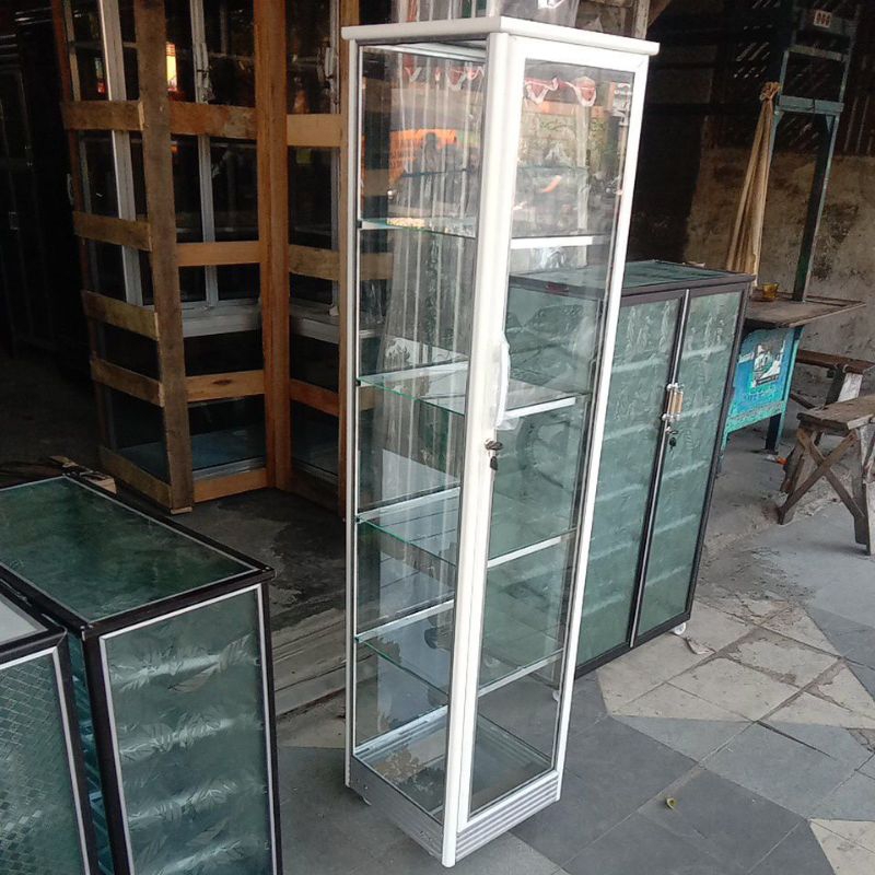 Lemari sap kaca roda