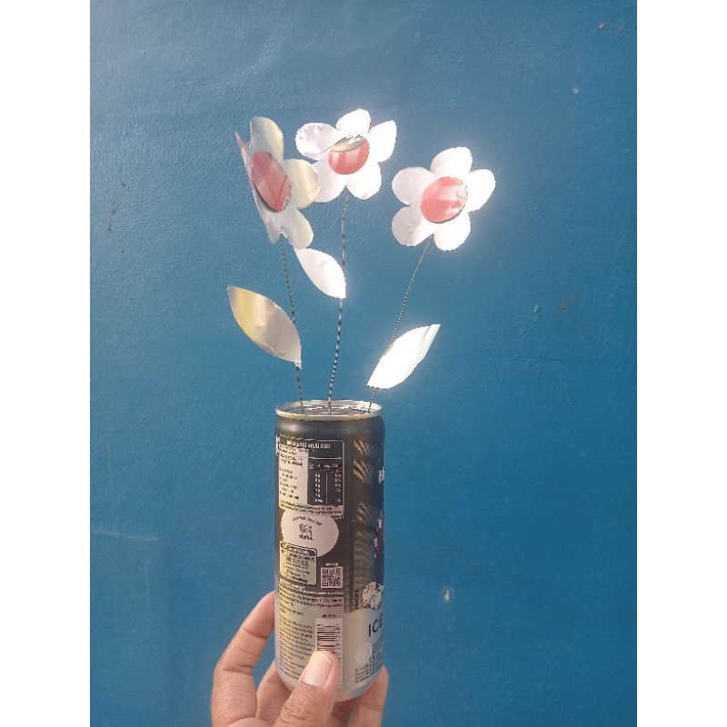 kerajinan kaleng bekas bunga dari kaleng bekas