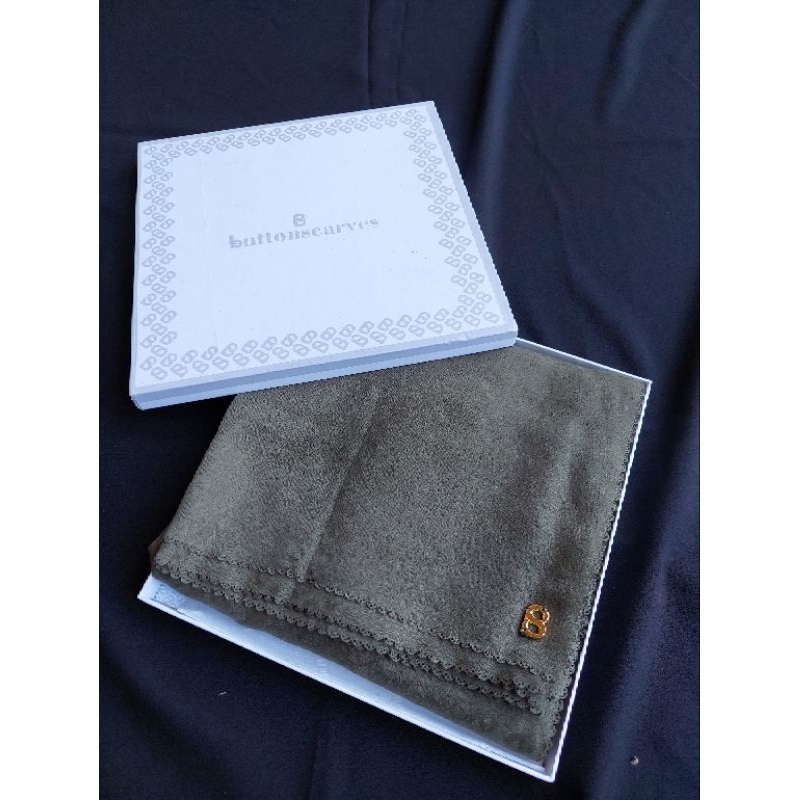 preloved buttonscarves tapis embossed kale