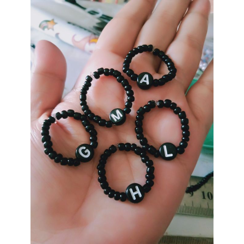 Cincin inisial manik hitam