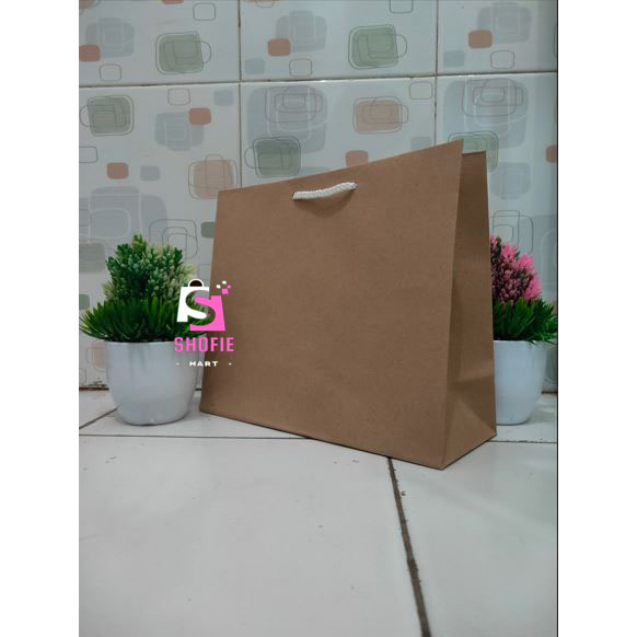 

PAPERBAG SHOPPING BAG UKURAN 30X11X25 / TAS SOUVENIR KANTOR / SOUVENIR SEKOLAH