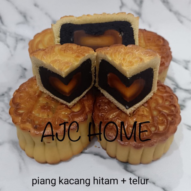 

MOON CAKE TAUSA HITAM TELUR ASIN ISI 4 | MOONCAKE KACANG HITAM TELUR ASIN LIAN FAT SINGKAWANG KALIMANTAN