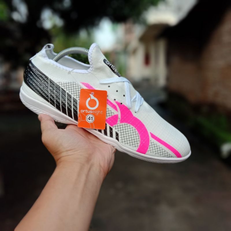 Tebaru Sepatu Futsal Ortuseight Catalyst Putih