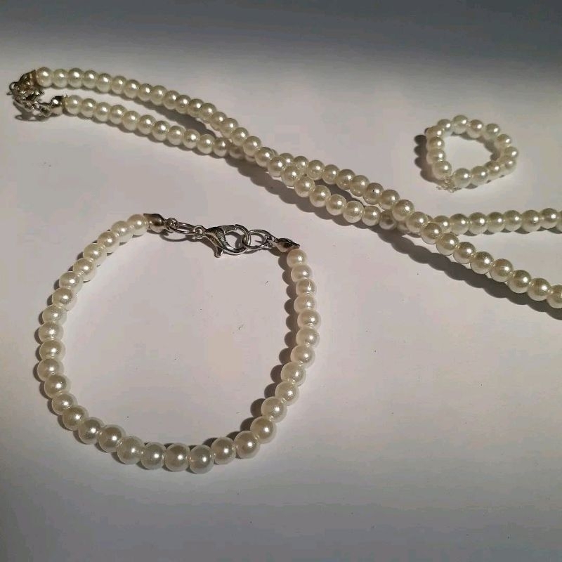 One set Pearly Necklace, Bracelet, and Ring | Satu set Mutiara isi Kalung, Gelang, dan Cincin