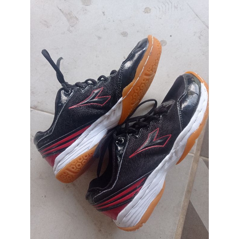 Sepatu badminton diadora