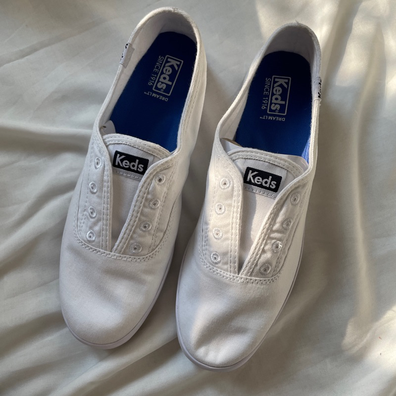 KEDS - Sepatu Wanita Warna Putih / Sneakers