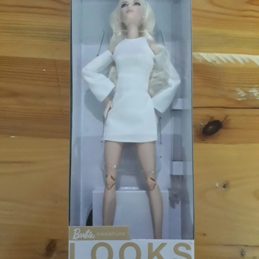 Boneka Barbie Made To Move MTM Barbie Looks Victoria Blonde