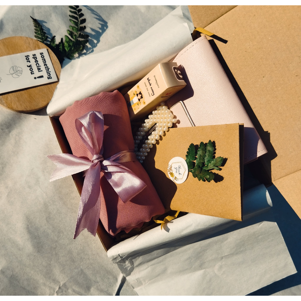 

HAMPERS GIFT BOX HIJAB BELLA /KADO CEWEK/ set hijab/GIFT PAKET /Kado pernikahan Lebaran Wisuda/hadiah ulang tahun /gift set/gift box/bday gift/ valentines days