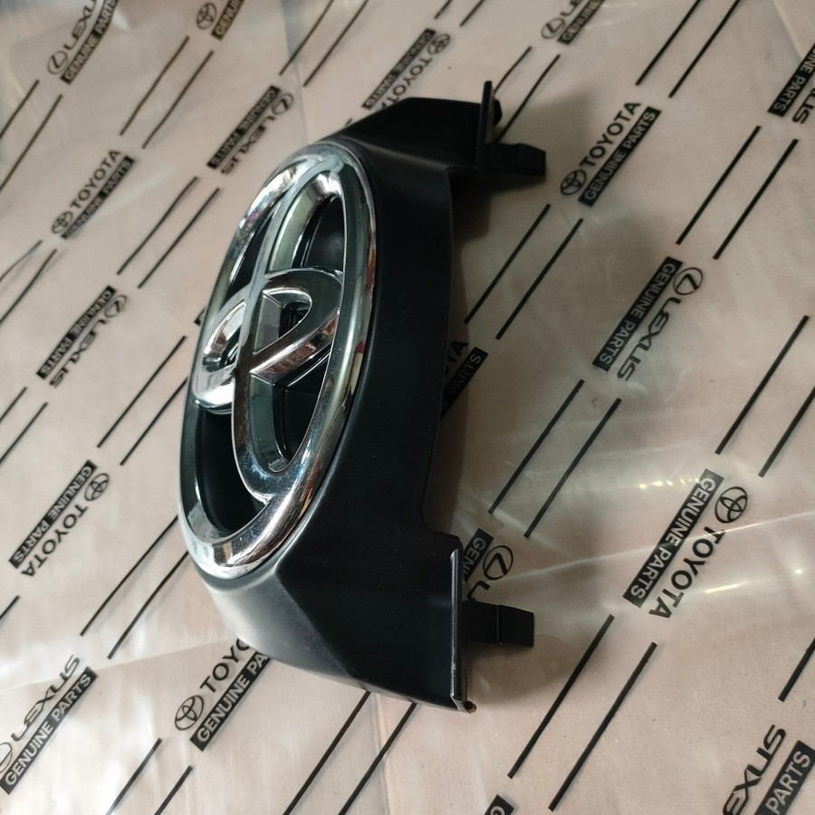 breaket logo depan mobil toyota innova thn 2010-2011 original