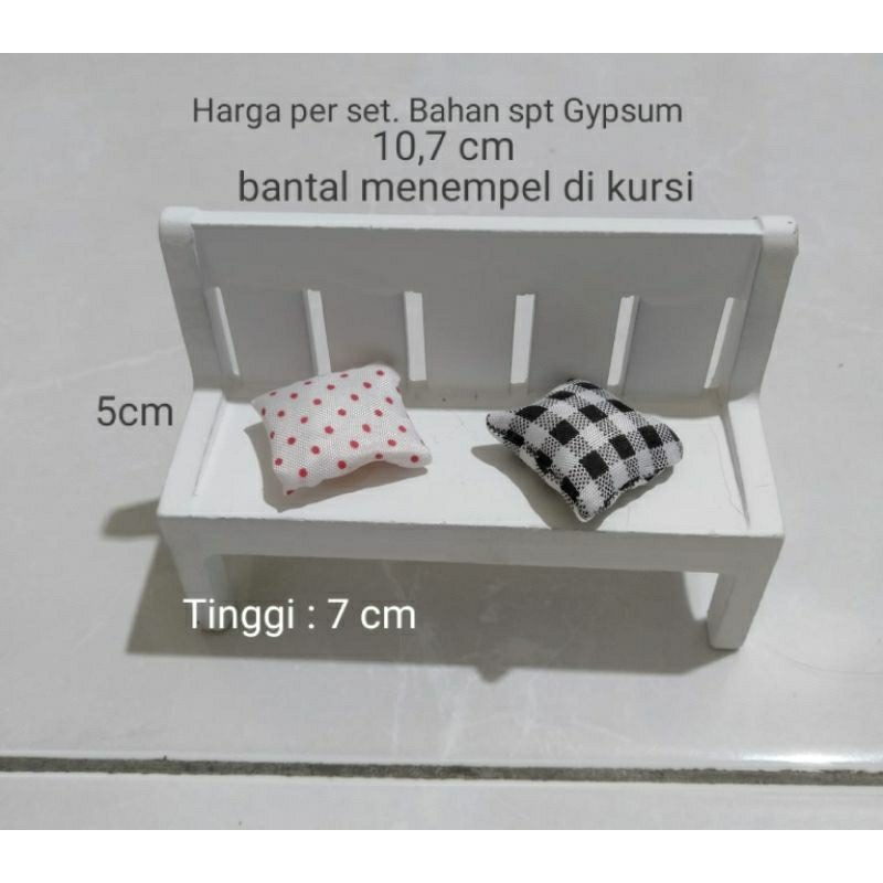 Miniatur Kursi Taman Putih dan Bantal