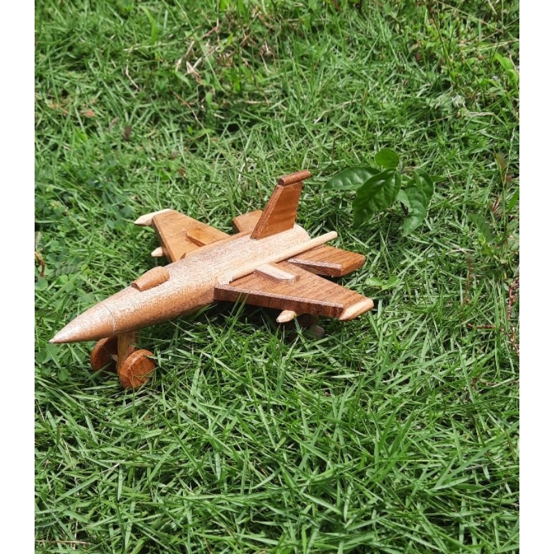 MINIATUR PESAWAT DARI KAYU HIASAN RUMAH