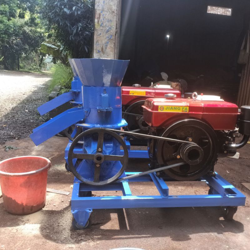 mesin pelet vertikal 4 roller + disel solar 8pk