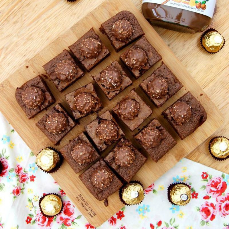

Brownies Ferrori Rocher Chewy 20*20cm premium/Brownies Panggang/hampers lebaran