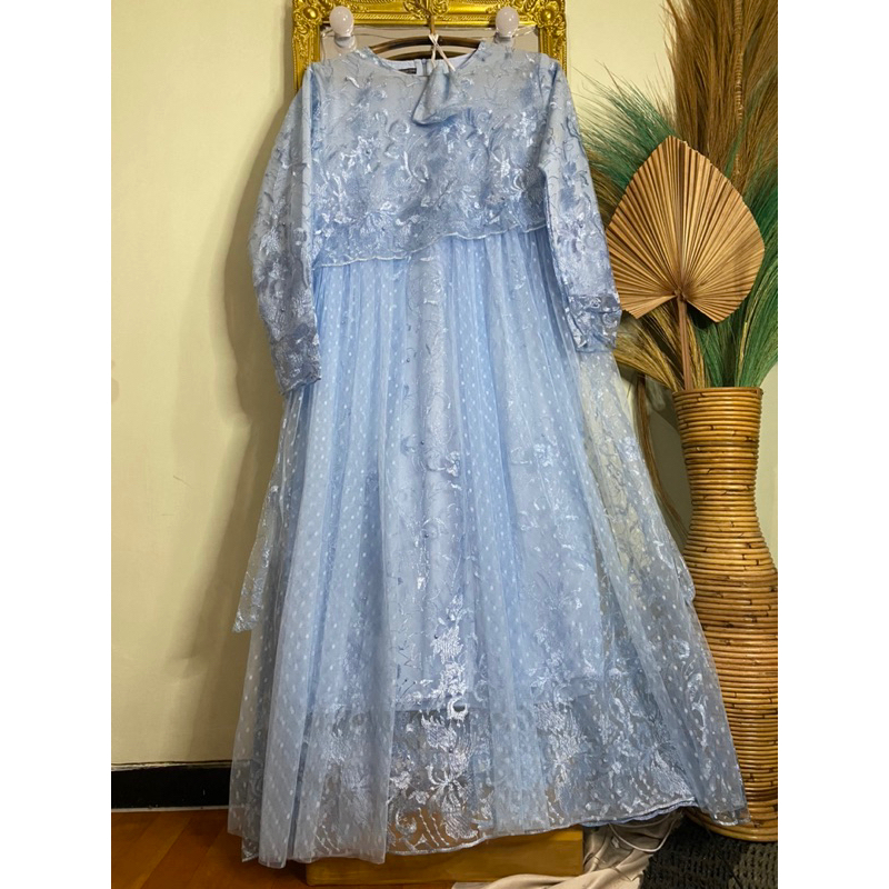 Gaun pesta tile brukat