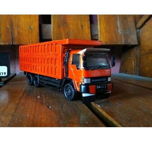 Miniatur truk Fuso Dump Oren