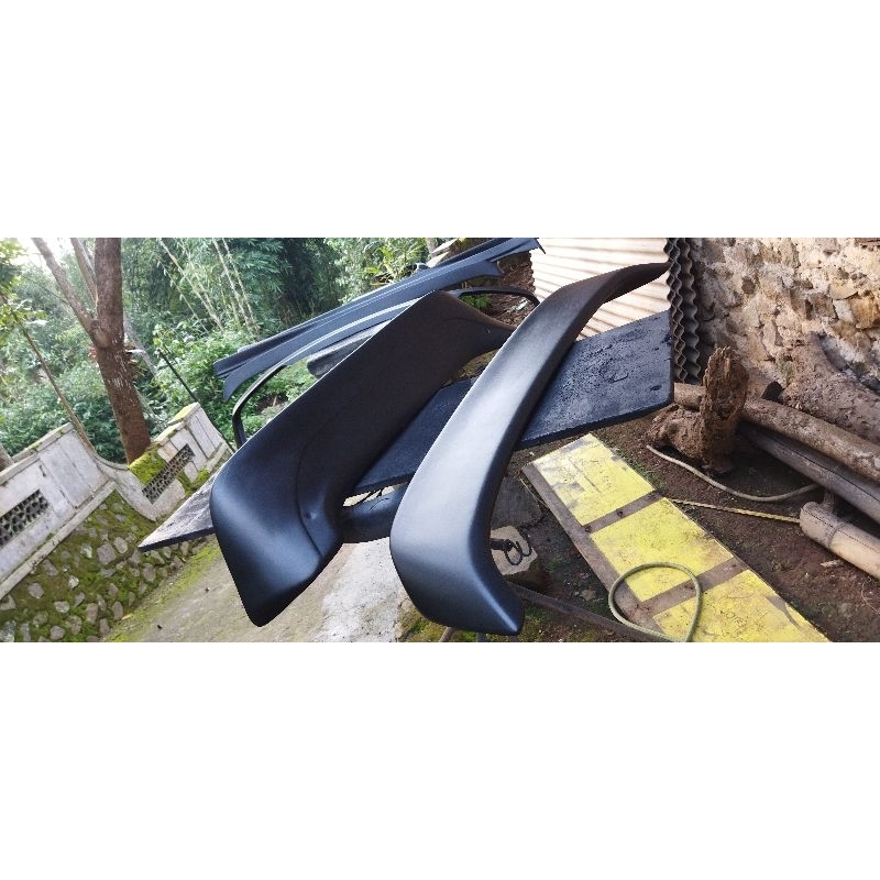 spoiler universal sedan