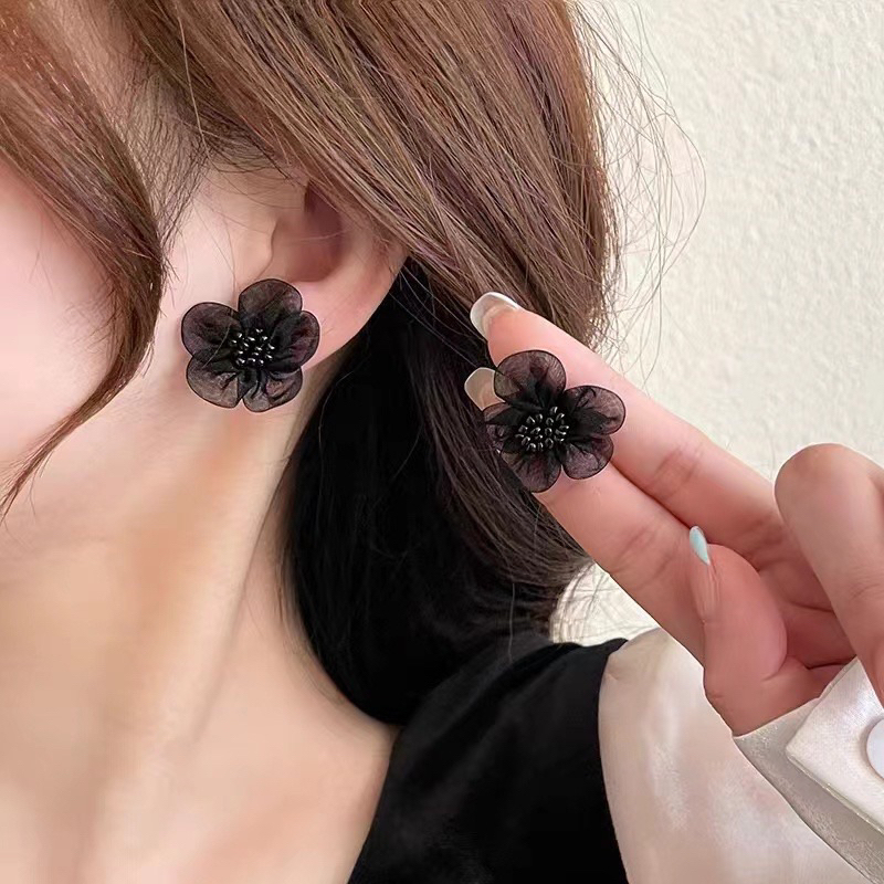 Black flower earrings / anting