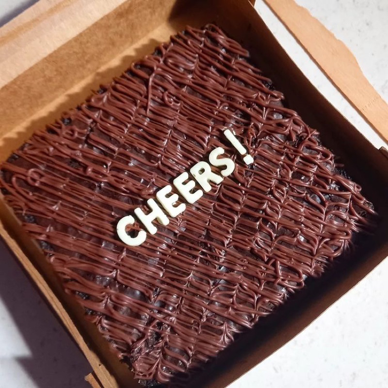 

SHINY CRUST FUDGY FUDGE BROWNIES by @CookingbyJuju (BISA KIRIM KE LUAR KOTA)