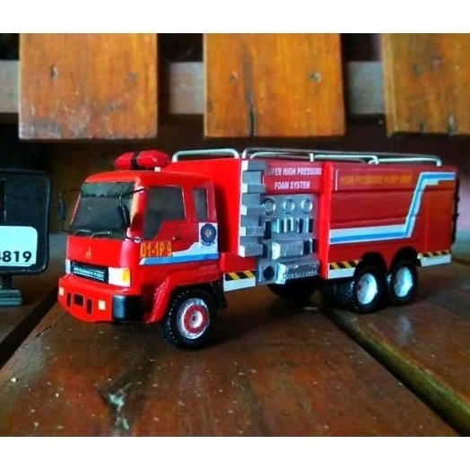 Miniatur truk Fuso Pemadam kebakaran
