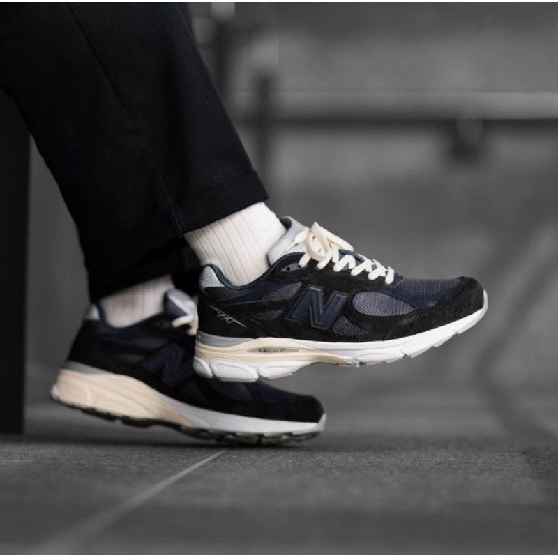 SEPATU NB 990v3 KITH BLACK GRAY