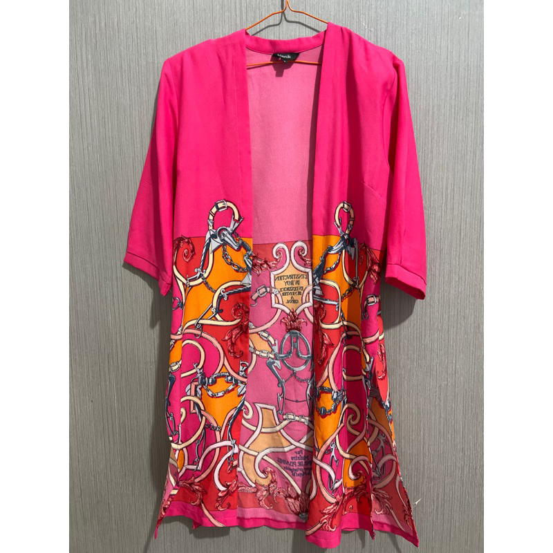 outer pink fuschia motif like new