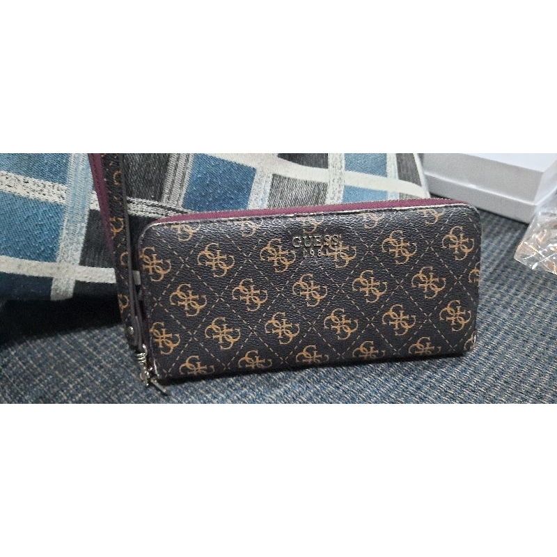 dompet guess