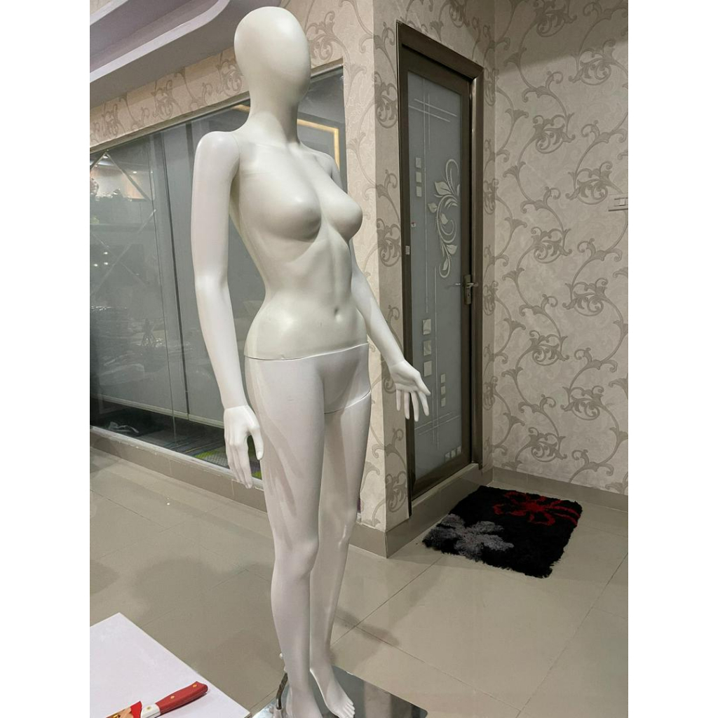 Manekin full body wanita plastik muka alien ( PACKING KARDUS) / Manekin Full Body Alien Cewek Alien Putih ( Bahan Plastik)