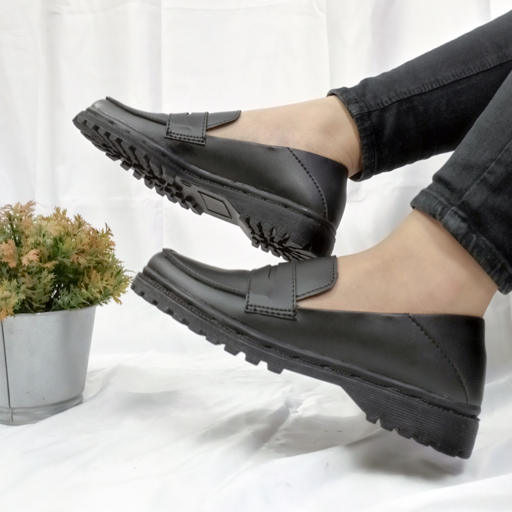 New Sepatu Loafer Wanita Hitam Amra Series