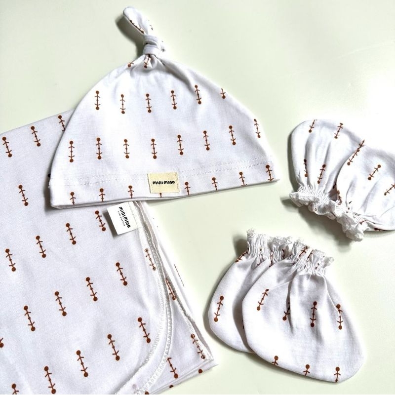 Minimine - New Born Set Print / paket bayi baru lahir berisi bedong sarung tangan kaki topi / selimut bayi / paket new born / swaddle / mitten and booties / knot hat / paket komplit bayi baru lahir / paket hemat murah