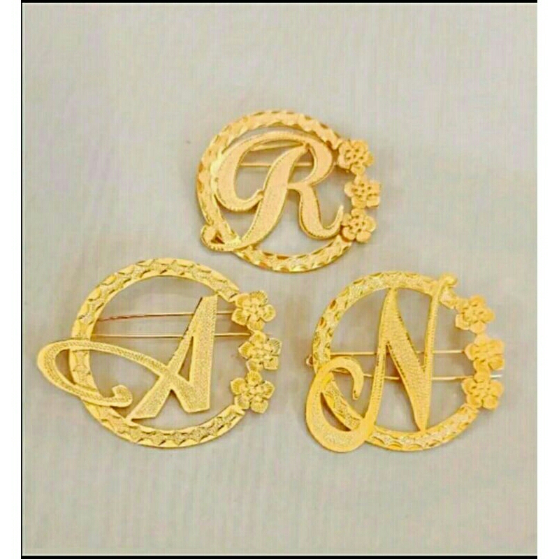 Bros inisial huruf alfabet / Bros nama / pin / peniti hijab titanium lapis emas
