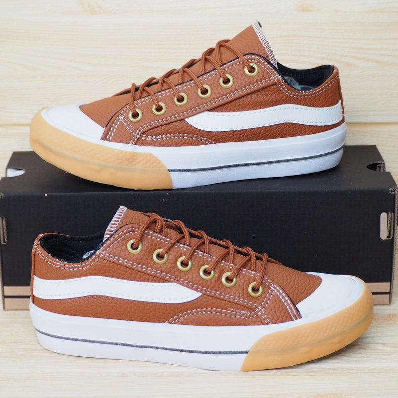SEPATU SNEAKERS KULIT SINTETIS PRIA WARNA COKLAT MUDA