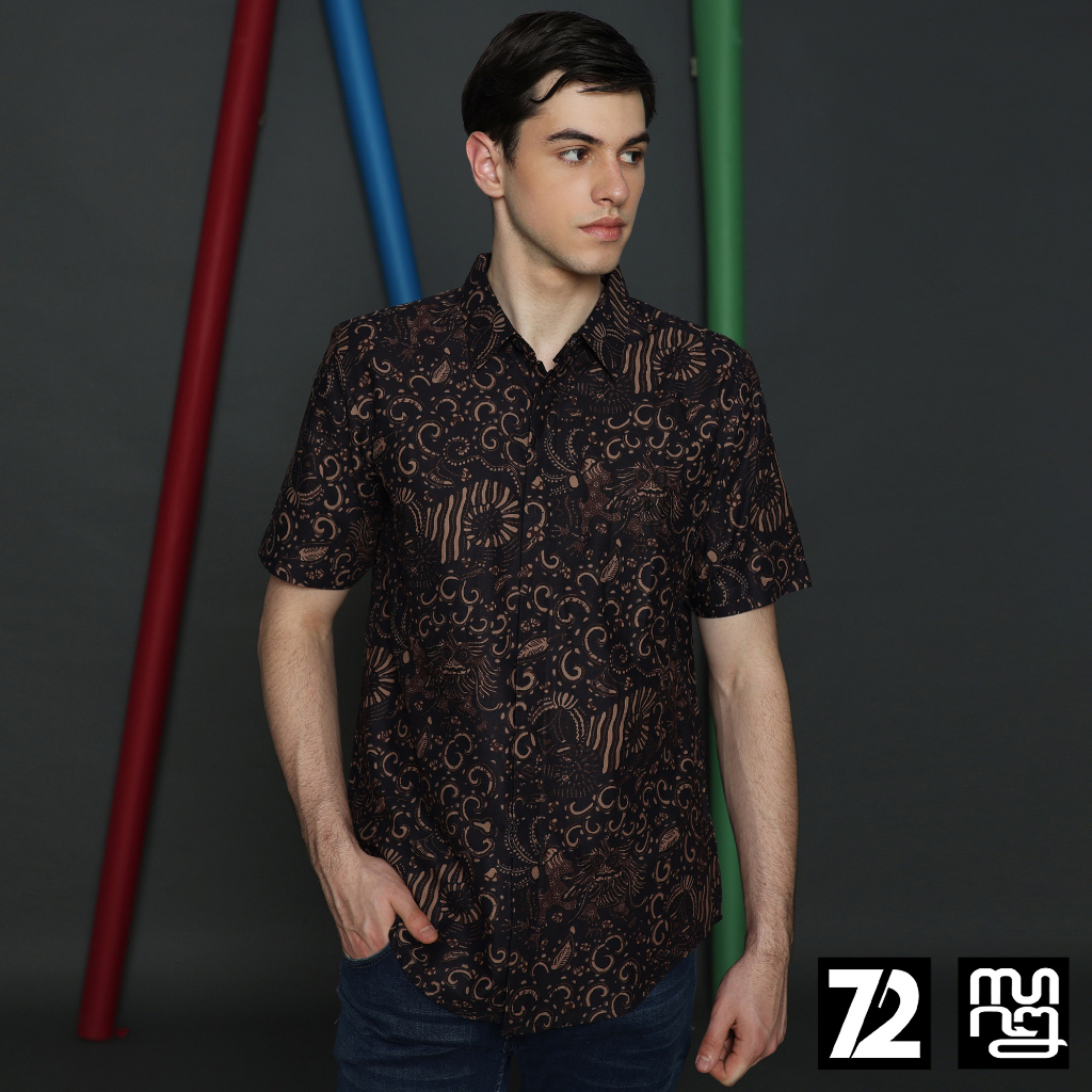 KEMEJA BATIK PRIA Lengan Pendek Motif Balian Warna Hitam Tanah 723355 Cap 72 - Baju Kemeja Atasan Pakaian Setelan Batik Pria Cowok Laki Laki Remaja Keluarga Kantor Lengan Pendek Modern Slimfit Slim Fit Premium Kekinian