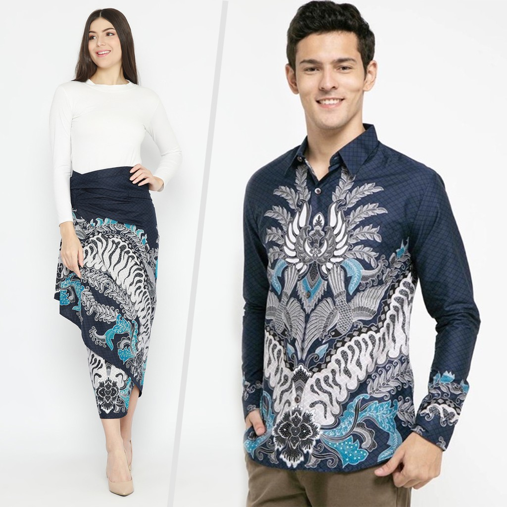 BATIK COUPLE MODERN  Aksara Kemeja Rok Lilit Instan Batik Pria Lengan Panjang Slimfit Premium Biru 722403 Cap 72 - Baju Kemeja Atasan Pakaian Batik Couple Cople Pria Cowok Laki Laki Remaja Keluarga Lengan Panjang Modern Slimfit Premium Kekinian