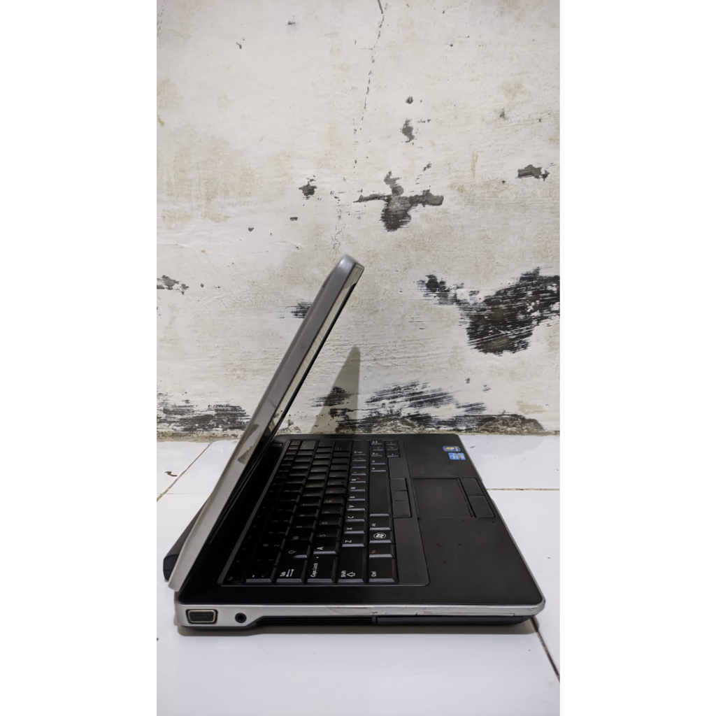 Laptop Dell Latitude Intel Core i7 Ram 4Gb Ssd 120Gb Normal Siap Pakai