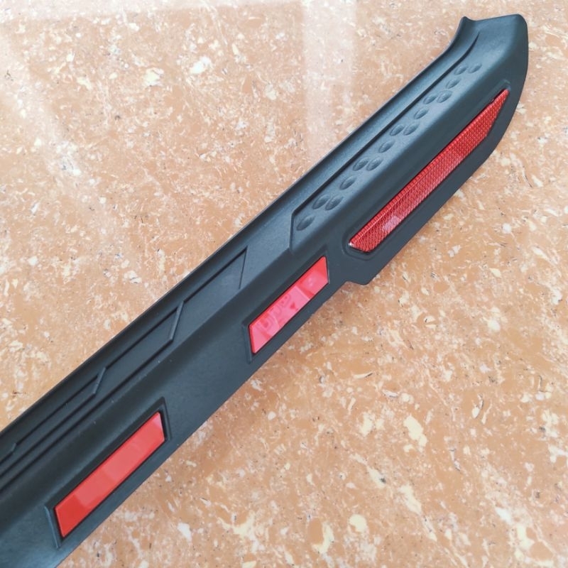 sill plate silplate pintu bagasi belakang mobil daihatsu xenia 2022 2023 plastik hitam abs tempel