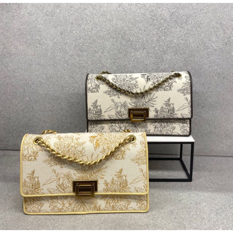 Jastip Charles and Keith Originals store~51