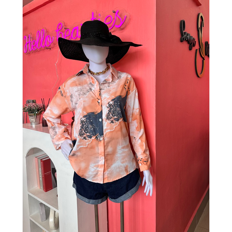 Kemeja lalune abstrak