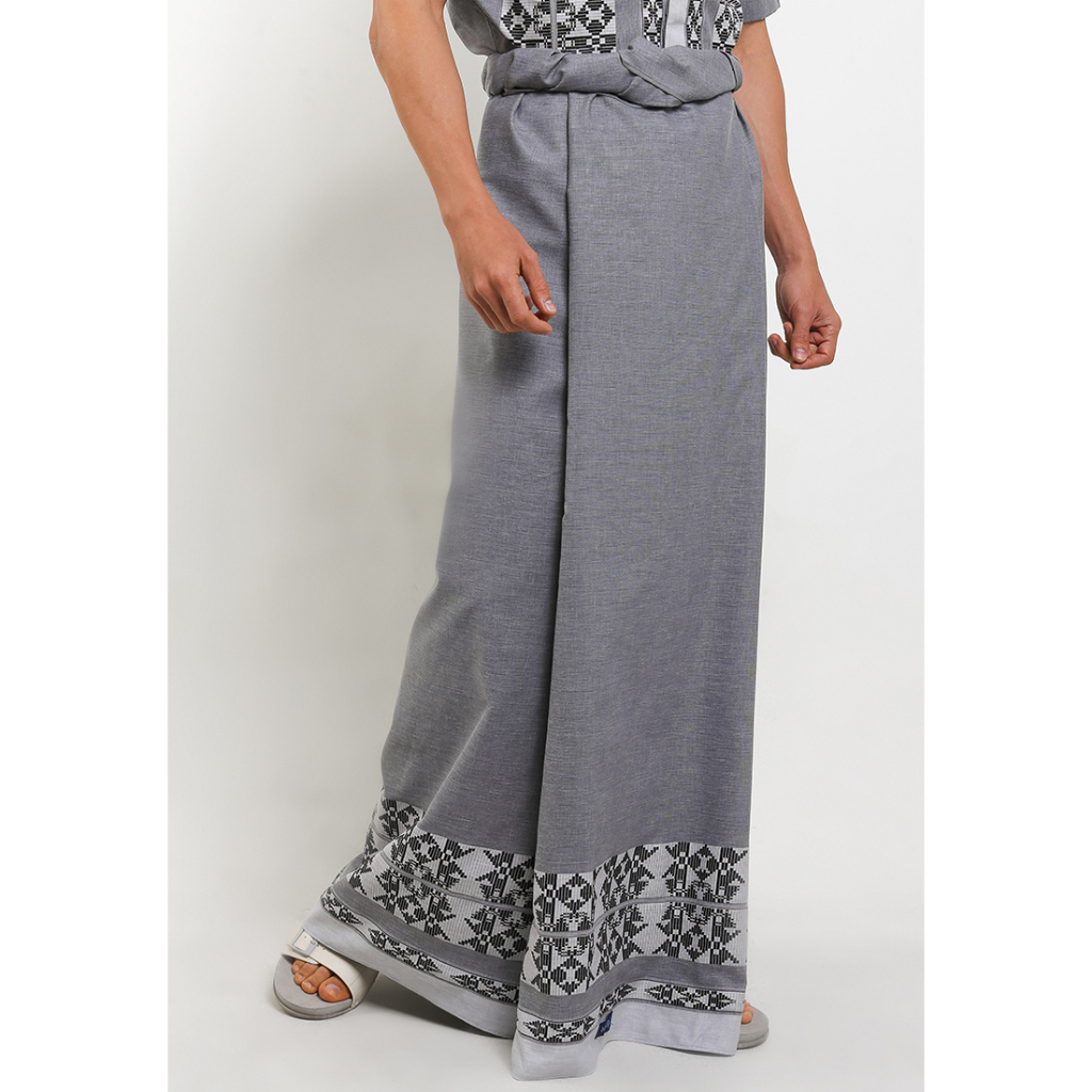 Intresse Peron Sarung Navy